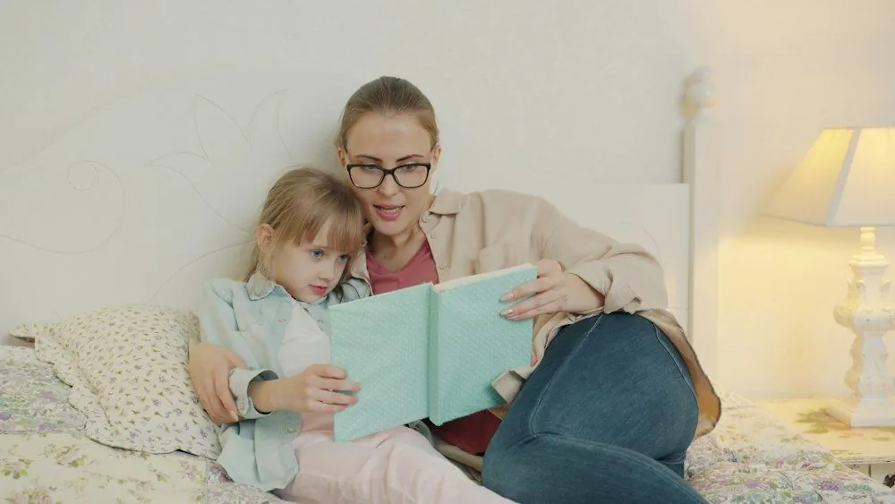 Mutter liest mit Tochter