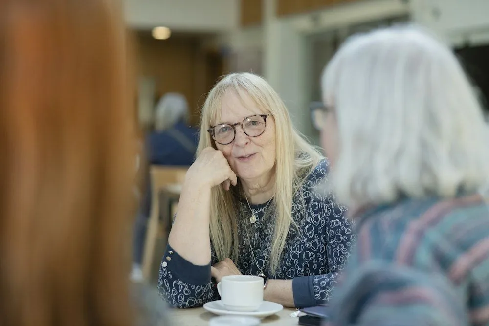 Zwei Frauen im Gespräch im Café