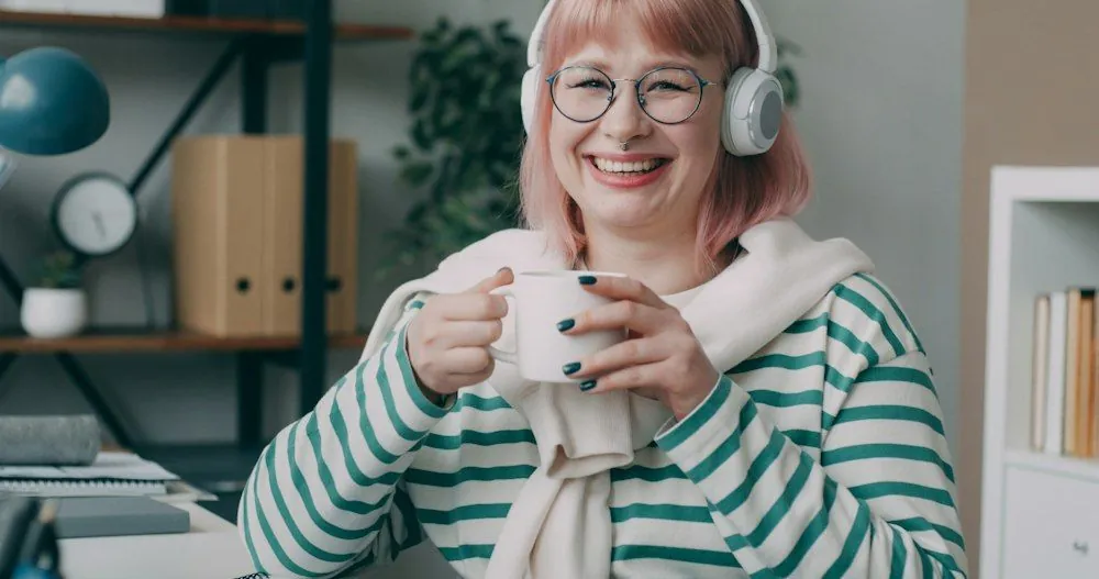 Frau mit Kopfhörern beim Online-Hörtest